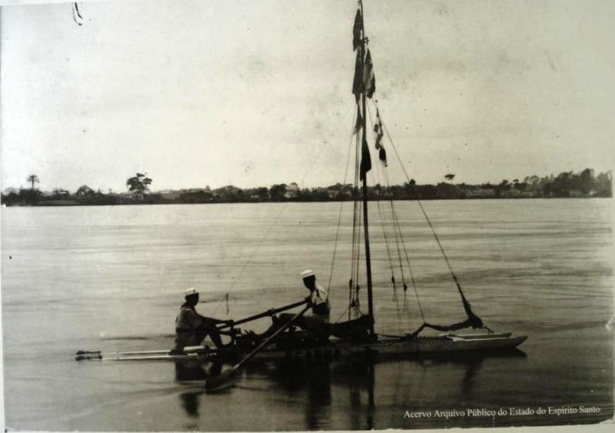 Jangada Scarpa, feita pelos escoteiros do mar em 1935, em excursão de Vitória a Campos. Acervo Arquivo Público do Estado do Espírito Santo.